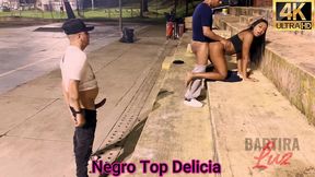 transei com a bartira luz em uma praca e em cima de uma moto, com todo mundo olhando.