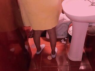 MILF Nalgona vecina Abre su Coño Rosa de Chica en Real tabú casero! Orinando!