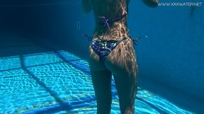 Very fit babe Mary Kalisy swims freely nude