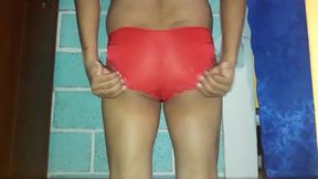 hombre probandose calzones de mujer