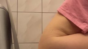 a lot of brown and juicy pleasure, the ass literally falls into the toilet