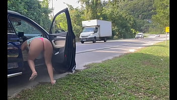 Esposa rabuda se exibindo de fio dental