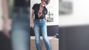 Julie has orgasm after a day dildo in the anus