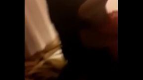 Militar tesudo comendo um canguru selvagem asiatico