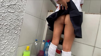 ENCUENTRO A MI HIJASTRA LAVANDO SUS CALZONCITOS Y NO PUEDO EVITAR CLAVAR MI VERGA EN SU ESTRECHO CO&Ntilde_O HASTA CUBRIRLA DE SEMEN