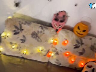 Hoje eu quero travessuras, amo chupar um pau no Halloween