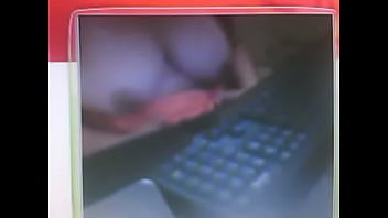mostrando os peitinhos na cam