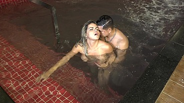 Nicole Araújo apronta dentro da piscina