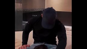 Delivery Uber musculoso machote con gorra me folla por dinero extra que le ofrecii