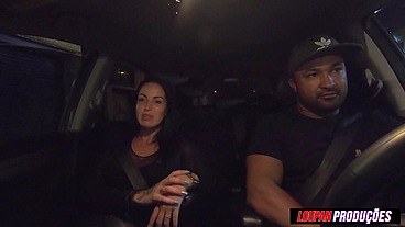 SAFADA engolindo gozo no carro - Carona Erotica - Elisa Sanches - Loupan Produções