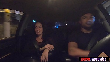 SAFADA engolindo gozo no carro - Carona Erotica - Elisa Sanches - Loupan Produções