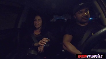 SAFADA engolindo gozo no carro - Carona Erotica - Elisa Sanches - Loupan Produções