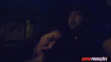 SAFADA engolindo gozo no carro - Carona Erotica - Elisa Sanches - Loupan Produções