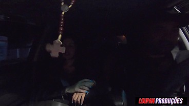 SAFADA engolindo gozo no carro - Carona Erotica - Elisa Sanches - Loupan Produções
