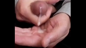 une bonne branlette de ma grosse queue, belle &eacute_jaculation cr&eacute_meuse, vid&eacute_o compl&egrave_te non flout&eacute_e
