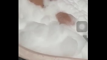 Mi t&iacute_a en el jacuzzi