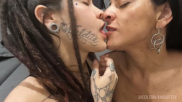 Orgia gostosa com duas morenas rebolando na pica e bebendo leitinho