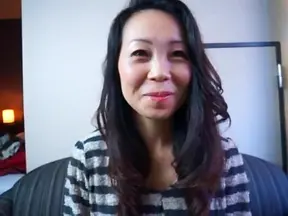 Hot Asian lassie enjoying some hand work adventure