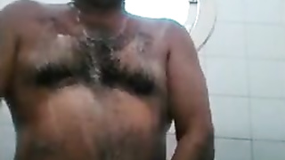 maduro vergudo caliente en la ducha 2