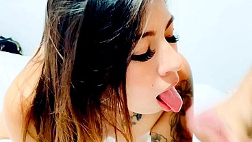 Encuentro a mi esposa cogiendo con su amiga lesbiana mientras veo la copa mundial