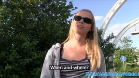 PublicSex Blondine mit glatt rasierter Muschi fickt ins Gras