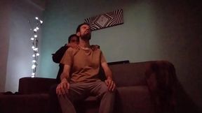 Unos masajes y una chupada a este macho peludo...