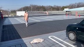 女装子まゆちゃんがどこかのショッピングセンターの屋上駐車場で青い空の下全裸になって露出プレイを楽しんでいる