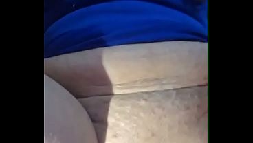 Segunda parte de la g&uuml_era meti&eacute_ndose un consoladora jigante2 y mostrando sus chiches con aretes