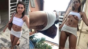 ballade en ville en micro top et micro jupe