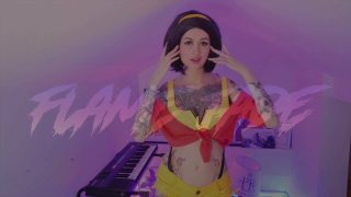 Faye Valentine dari Cowboy Bepop cosplayer mengisi kedua-dua pantat dan pukinya dengan dildo besar-besaran