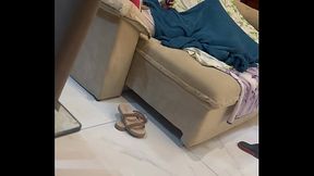 Esposa masturbando assistindo pornografia no sof&aacute_