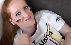 Rothaarige Fettsau lutscht im WM-Trikot!