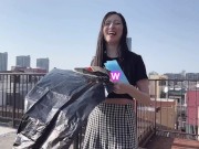 【中文字幕】在可灌500ml尿尿的大容量携带式洗手间里打飞机!? 幸亏有单人帐篷，所以在户外也可以露出呢...💕日本女孩,手交,Miki姐