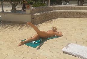 Hot MILF gives homemade close up pussy orgasm