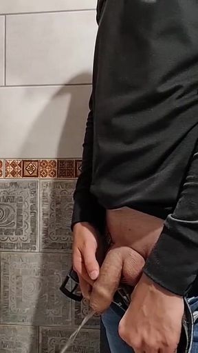 Guy Long Pisses a Large Portion of Urine