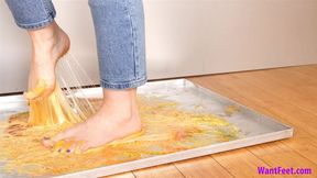 Nikita Barefoot Stuck - Struggling - HD MP4