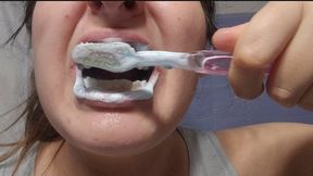 My Yellow Teeth Need a Deep Cleaning – Intense Toothbrushing Before the Dentist