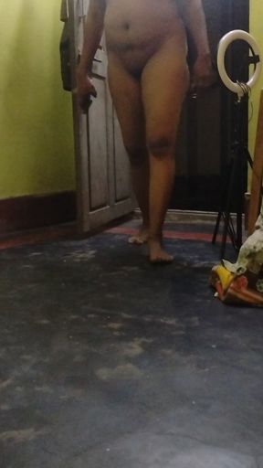 Sexy&#039; aunty walking