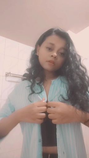 Amateur Indian girl strips down for a tease