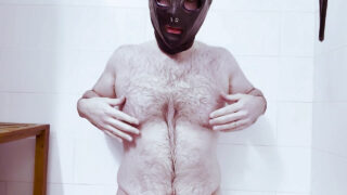 Película hardcore de una chica solitaria amateur estadounidense masturbándose con un consolador