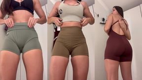esposa gostosa se exibindo e experimentando roupas no provador do shopping