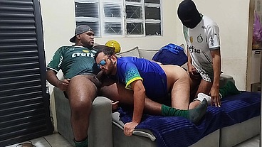 O Futebol terminou em macetada e gozada intensa. Parte Um