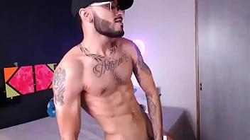 Liam hombre desnudo en mi cama muy caliente masturb&aacute_ndose hasta correrse