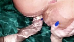 Brincadeira com a loira gostosa na piscina