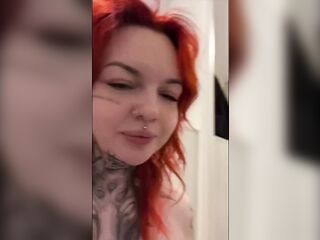 Wydziarana Polska Ruda Dziewczyna I Ostra Jazda Na Sex-toy Przy Lustrze - ImHorrorGirl