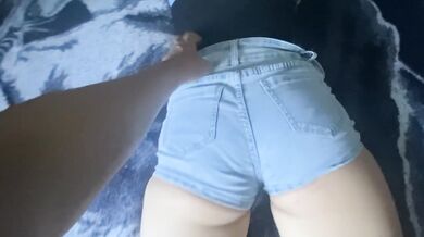Cada que mi HERMANASTRA anda caliente viene a sacarme toda la leche