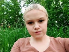 A_beautiful_girl_masturbates_in_nature