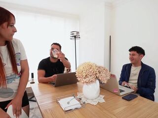 Joven caliente reta a su mejor amigo hacer un trío con su empleada de servicio - PORNO EN ESPAÑOL