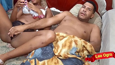Mamas pequenas Beleza negra montando um galo gordo