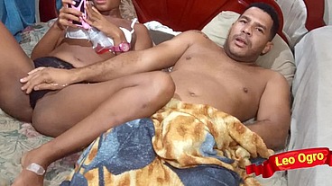 Mamas pequenas Beleza negra montando um galo gordo